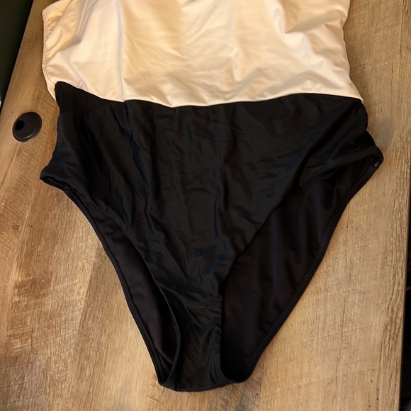 Meet Curve Swimsuit - Picture 3 of 6